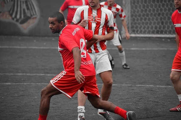 les astuces pour améliorer sa détente et remporter les duels aériens en football