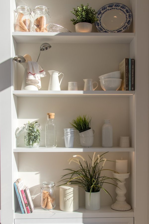 L'étagère murale en bois : astuces de rangement, tendances déco et styles uniques